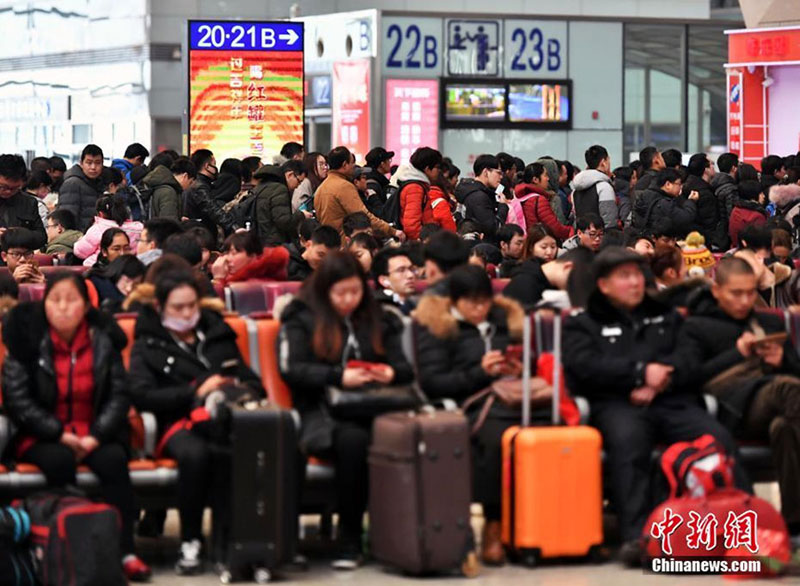 Hàng chục nghìn xe chôn bánh 4 ngày 3 đêm chờ phà Tết ở TQ